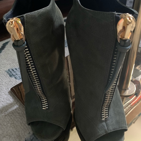 Giuseppe Zanotti sexy booties.  Heavy duty gold zippers. Beautiful olive green - Picture 11 of 11